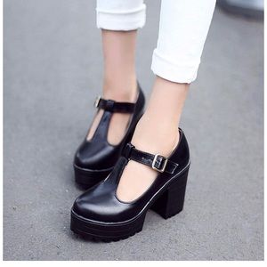 Saralris Mary Jane Pumps